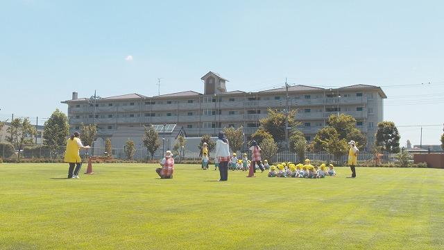 広い運動場、緑豊かな幼稚園環境、明るく配慮された園舎